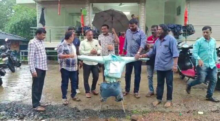 उद्योगमंत्री सामंत यांना जाळून मारण्याची धमकी देणाऱ्याचा पुतळा जाळला  सिंधुदुर्गात शिंदे शिवसेना गट आक्रमक