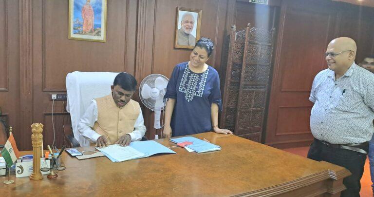 Speaker Ramesh Tawadkar arrives in Goa, to examine technical issues tomorrow