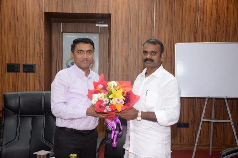 IFFI: Union MoS Information and Broadcating Murugan meets Goa CM