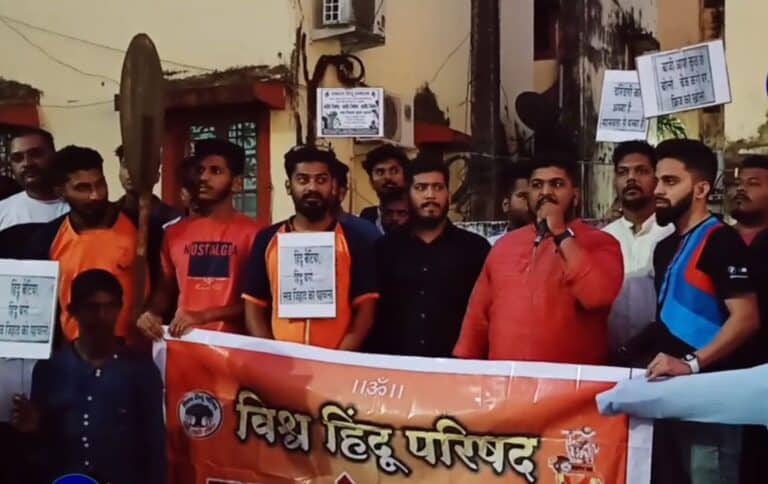 Bajarang Dal workers burn effigy of Aftab Poonawala in Goa