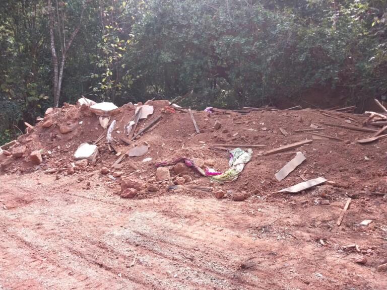 सिंधुदुर्गात जमिनीच्या वादातून जेसीबीने थेट घरच केले जमीनदोस्त