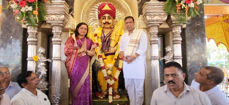 Vishwajit Rane donates ‘Golden Mashal’ to Dev Bodgeshwar