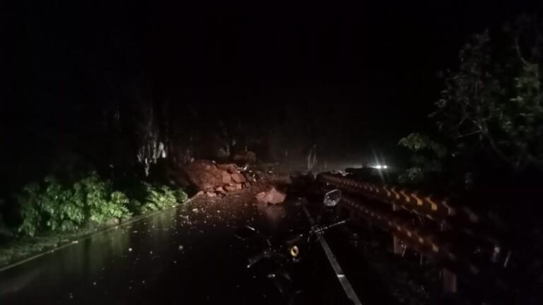 आंबेनळी घाटात पुन्हा मोठी दरड कोसळली वाहतूक ठप्प, वाहनांच्या मोठ्या रांगा