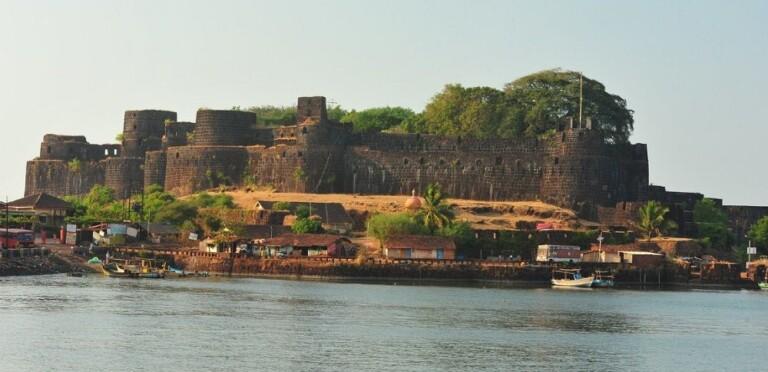 विजयदुर्ग किल्ल्याची तटबंदी ढासळतेय