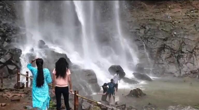 कोकणातील चिपळूण येथील सवतसडा धबधबा ठरतोय पर्यटकांचे आकर्षण