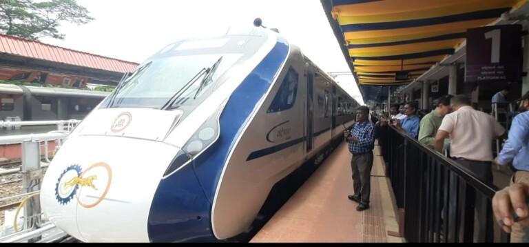 वंदे भारत सेमी हायस्पीड ट्रेनला तुफान प्रतिसाद!  आणखी आठ डबे वाढवण्याची प्रवाशांची मागणी