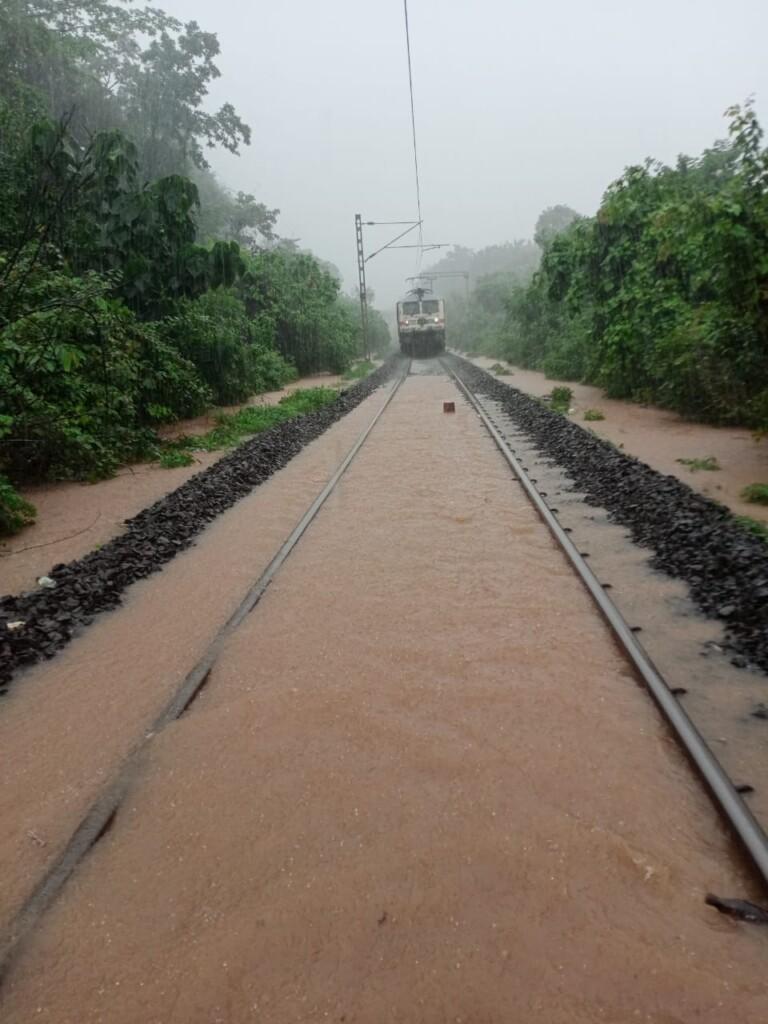 कुडाळ एमआयडीसीत रेल्वे रुळ पाण्याखाली कोकणरेल्वेच्या सर्व गाड्या अडकल्या तीन तास उशिराने धावणार गाड्या : रेल्वे प्रशासनाची माहिती