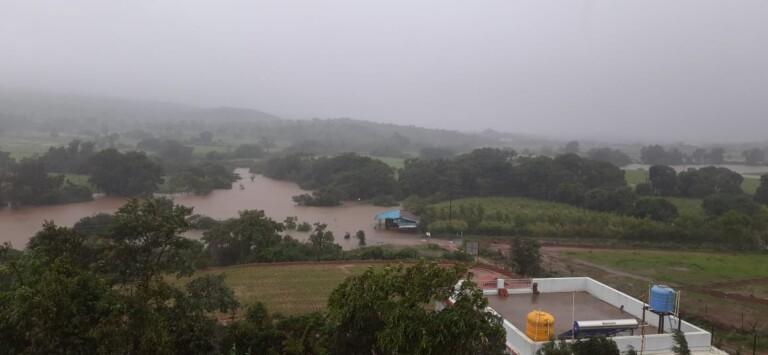 कोकणात पावसाचा जोर वाढला ,सावंतवाडीत अनेक रस्ते पाण्याखाली, पर्यटक सुखरूप पोहोचले पण गाड्या रस्त्यात अडकल्या राजापुरात जवाहर चौकात पुराचे पाणी; खेड,चिपळूण अलर्ट मोडवर