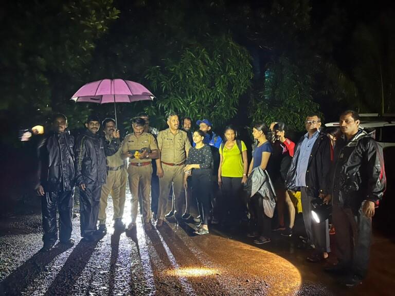 धबधब्याखाली पर्यटक अडकल्याचा फोन आला….  बांदा पोलिसांच्या सतर्कतेमुळे मोठा अनर्थ टाळला