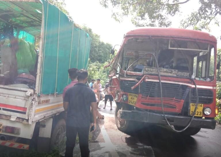 भरधाव एसटी बसची पिकअप टेम्पोला धडक;11 प्रवाशी जखमी..