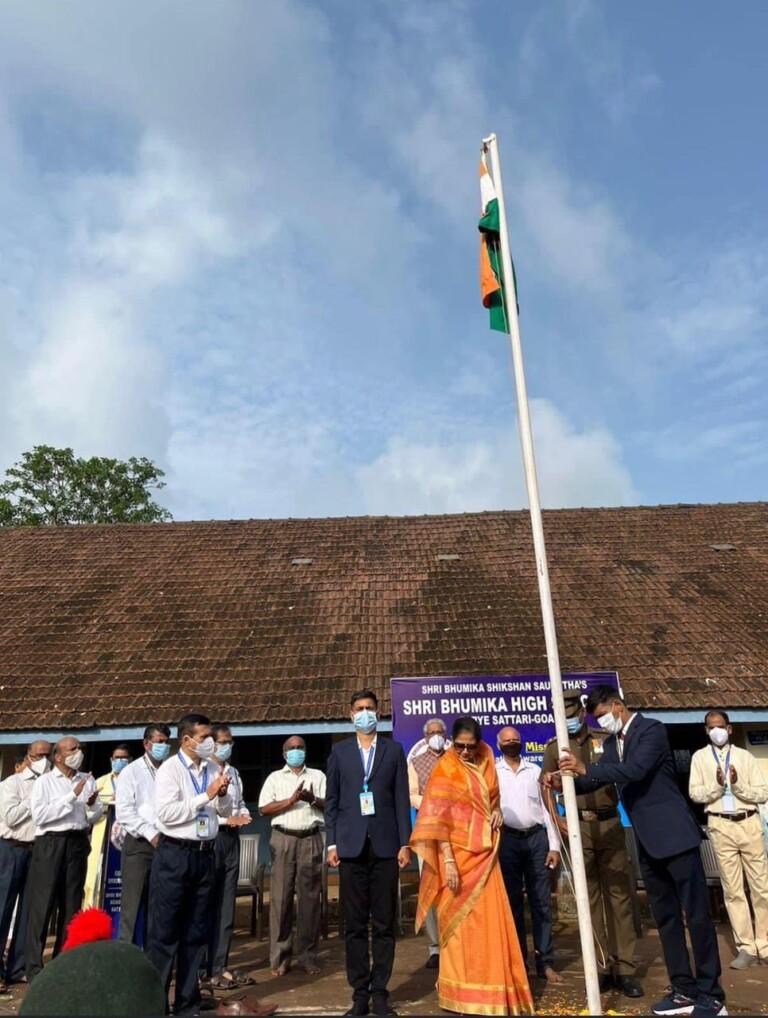 Vijaya Devi Rane hoists National Flag at Shri Bhumika High School, Poriem