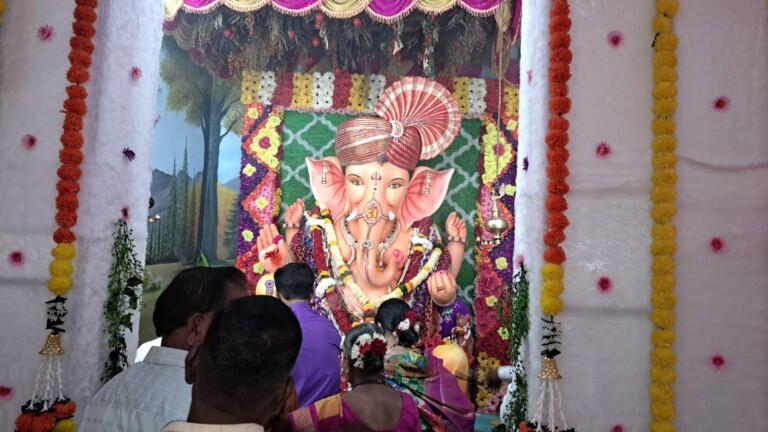 52 चुलीवरील नैवेद्य गणपतीला दाखवला जातो..  गावडे घराण्यांची शेकडो वर्षाची ऐतिहासिक परंपरा..  1000 ते 1500 लोक एकाच घरांमध्ये गुण्यागोविंदाने नांदतात…