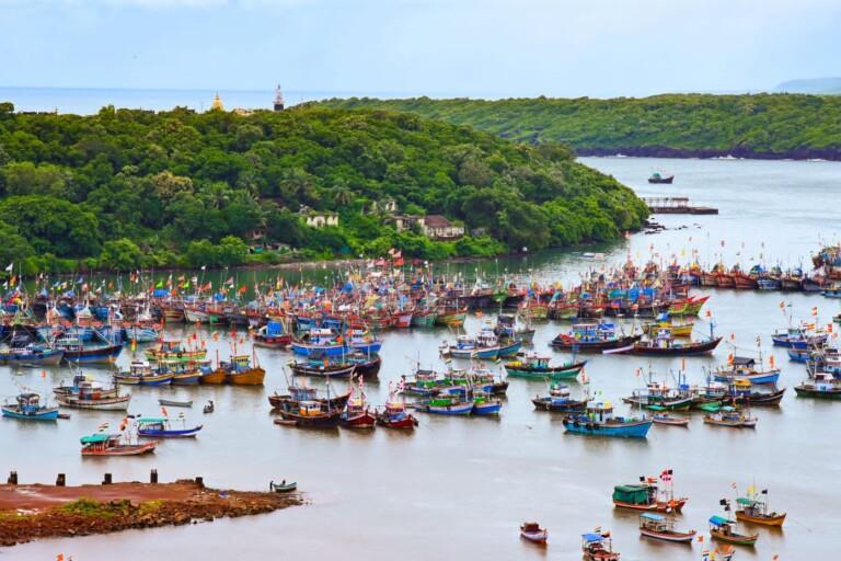 सिंधुदुर्गात वादळी वाऱ्यासह पाऊस..  ग्रामीण भागांमध्ये वादळी वारे आणि पावसाने केले नुकसान..  समुद्रात वादळ सदृश परिस्थिती, परराज्यातील नौका देवगड बंदरात आश्रयाला..