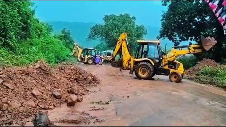 रत्नागिरी जोरदार पाऊस मुंबई गोवा राष्ट्रीय महामार्गावर दरड कोसळली वाहतूक विस्कळीत  महामार्ग व कोकणरेल्वेवरील वाहतूक विस्कळीत ;प्रवाशांचे हाल