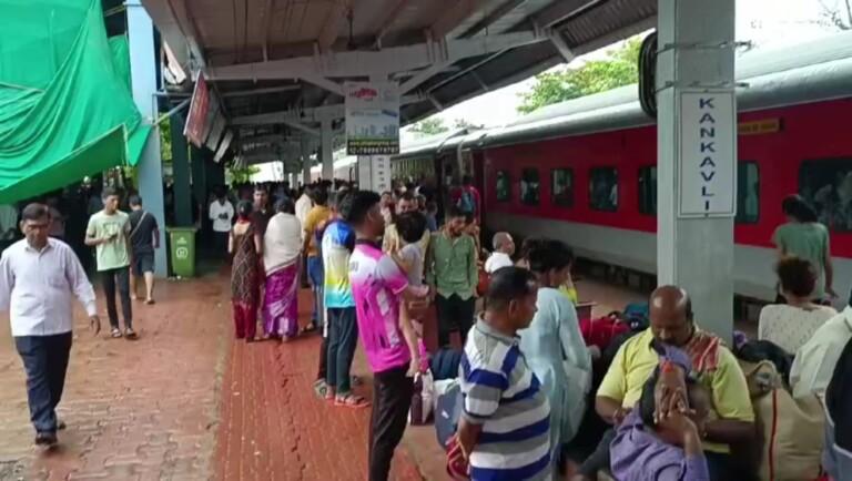 मुबंईला जाणाऱ्या चाकरमान्यांचे हाल..  मुबंईकडे जाणाऱ्याही गाड्या रद्द  सिंधुदुर्गातील रेल्वे स्टेशनवर चाकरमान्यांची मोठी गर्दी..