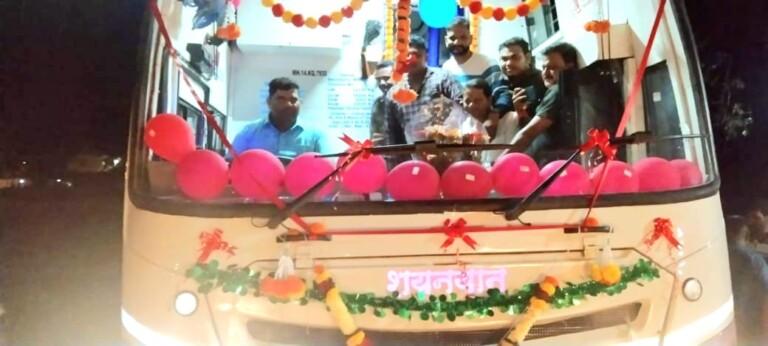 कुडाळमध्ये आ. वैभव नाईक यांनी चालविली एसटी शयनयान बस