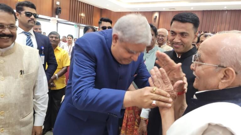 When Vice President of India Dhankar touched feet of Vishwanath Kelkar