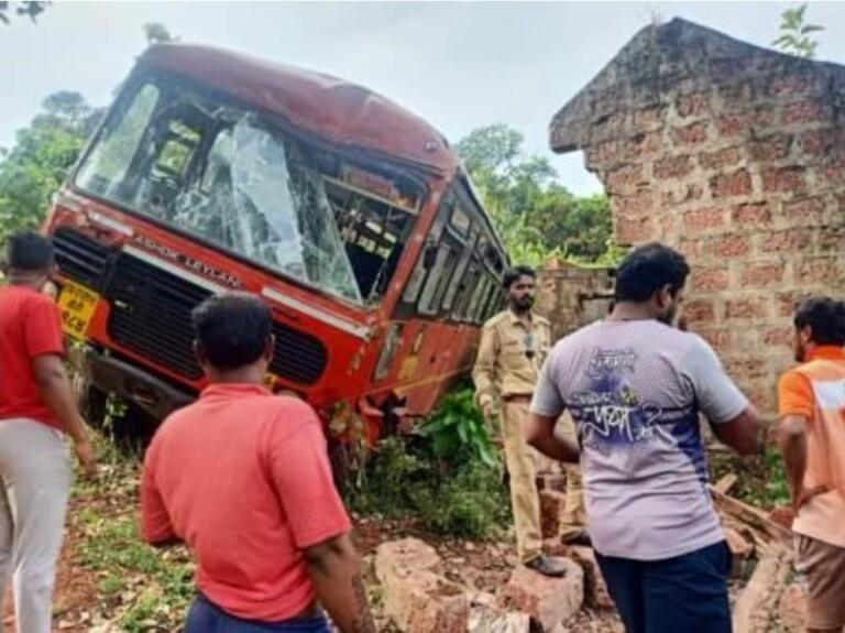 वरेरी- देवगड एसटी बसचा ब्रेक रिकामी होऊन भीषण अपघात  दोन शाळकरी मुलं जखमी… एसटी बस अपघाताचे प्रमाण वाढतंय  आठवड्यातील देवगड तालुक्यामध्ये तिसरी घटना..