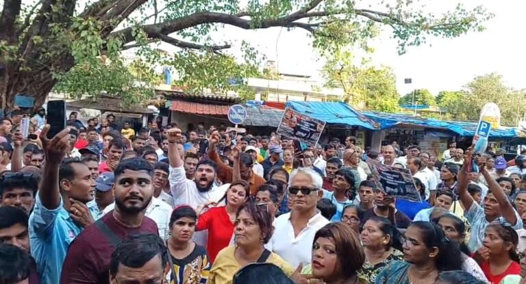 Several citizens gathered outside the Margao Police Station, demanding the arrest of Subhash Velingkar