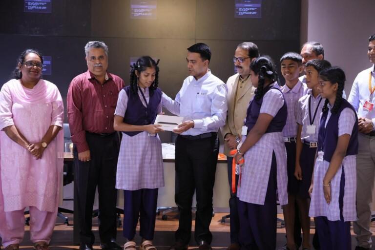 CM distributes e-tablets to students under the Infosys Springboard Initiative