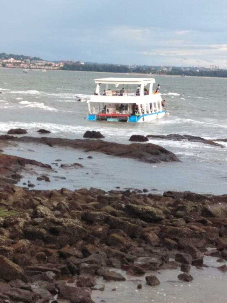 Drishti Marine Lifesavers Rescue 42 Persons as River Cruise Boat operating in Yellow Alert hits rocks off Aguada Bay