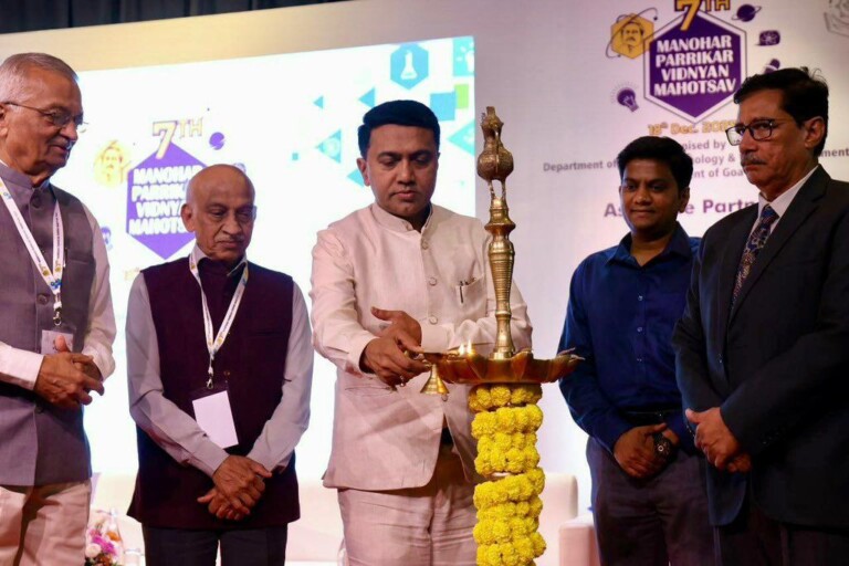 CM Sawant Urges Students to Embrace Curiosity at Manohar Parrikar Vidnyan Mahotsav