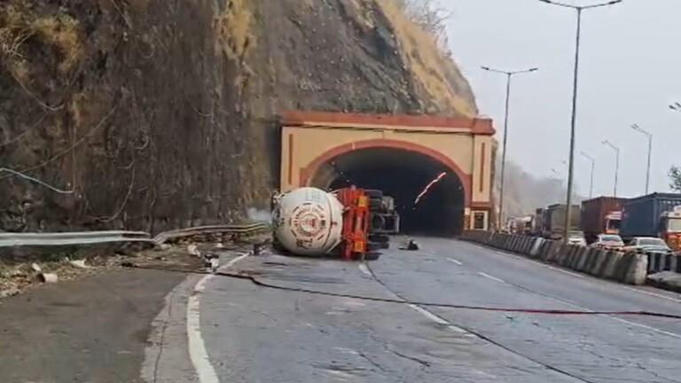 टँकर अपघातानंतरची टोल वसुली भोवणार; आयआरबीला नोटीस, प्रवाशांना परतावा मिळण्याची शक्यता