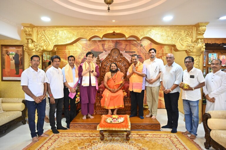 Arvind Kejriwal sought blessings of Swami Brahmeshanand