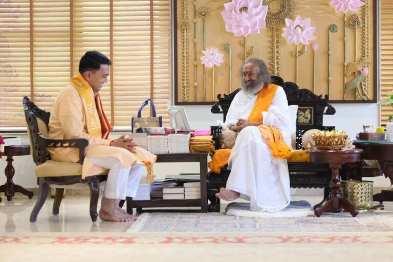 Goa CM Pramod Sawant meets Sri Sri Ravi Shankar, lauds message of global harmony