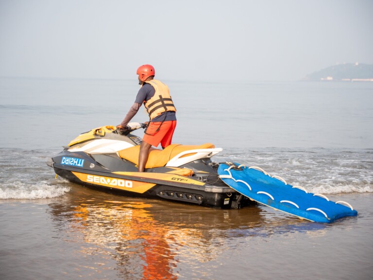 Three fishermen rescued after canoe capsizes near Morjim