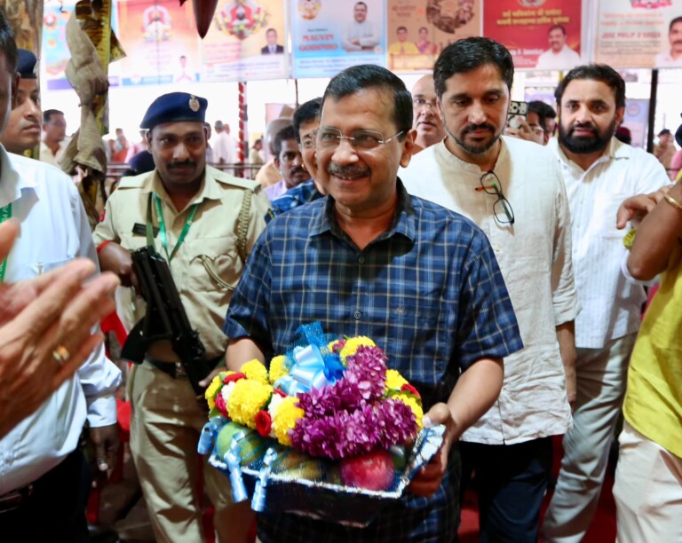 Kejriwal Offers Prayers to Lord Damodar
